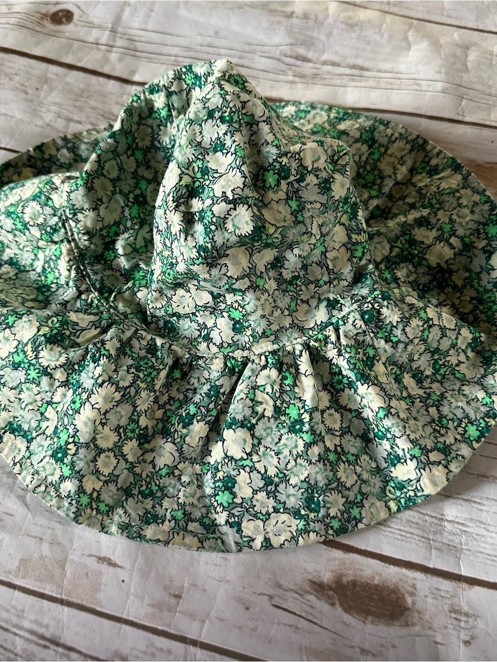 Gap green floral hat vguc xs/S 12-24m